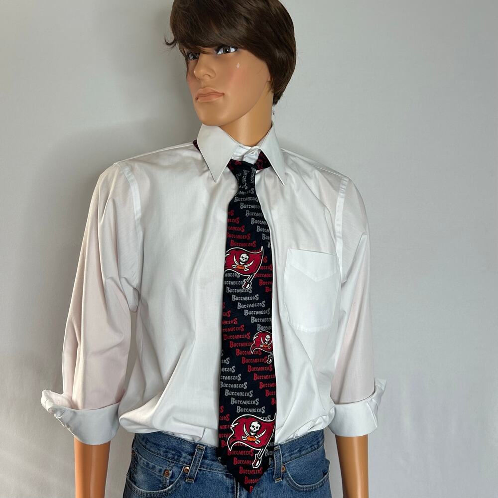 Tampa Bay Buccaneers NFL 100% Silk Necktie Black Red Football Logo Tie
